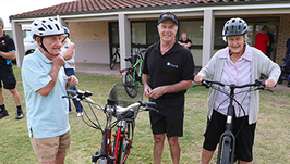 City of Greater Geraldton Active Travel Officer, Fred Block with participants at the ‘Seniors Have a Go eBike’ event